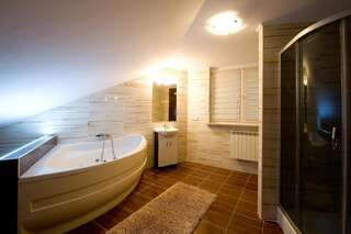 Хостелы Hostel & Restauracja Santorini Белосток Номер с кроватью размера "queen-size" и ванной-3