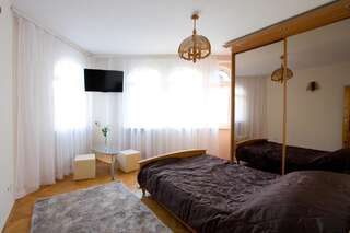 Хостелы Hostel & Restauracja Santorini Белосток Двухместный номер с 1 кроватью и общей ванной комнатой-1