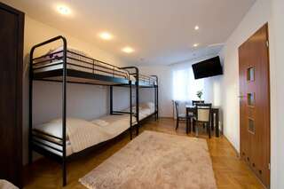 Хостелы Hostel & Restauracja Santorini Белосток Односпальная кровать в общем номере для мужчин и женщин-1