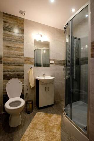 Хостелы Hostel & Restauracja Santorini Белосток Семейный номер с ванной комнатой-2